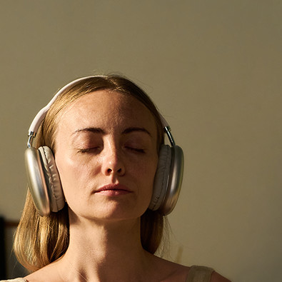 Πως μπορεί η μουσική, στην πρακτική της yoga, να βοηθήσει στο να κοιμάσαι καλύτερα.