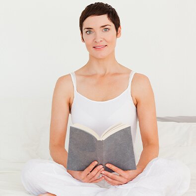 Πως να χαλαρώσετε, για να διαβάσετε πριν τον ύπνο, με τη βοήθεια της yoga.