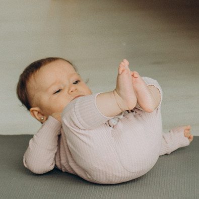 Πως να βοηθήσεις το μωράκι σου και τον εαυτό σου με τη βοήθεια της yoga, για να έχετε και οι δύο καλό ύπνο. 